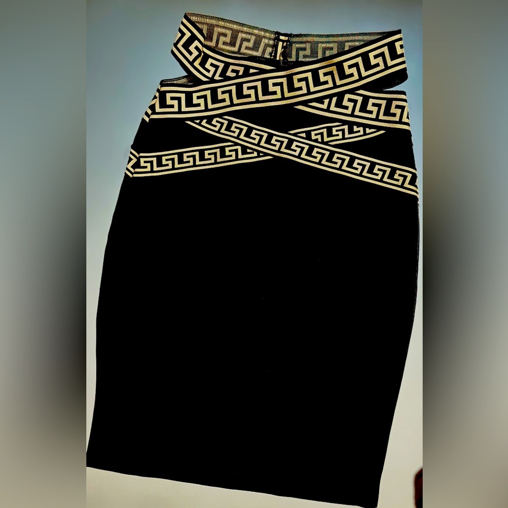 High waisted skirt. Black in size small S